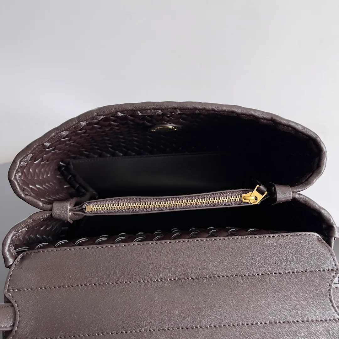 Batch 2320 BV patti bag is full of three-dimensional quilted leather strips. Low-key luxury is often hidden in details and craftsmanship. This bag opens and closes casually, and is simple and elegant overall. It is equipped with a detachable shoulder strap, which can be carried cross-body or carried by hand to match different outfits. The interior is designed with double layers and a small zippered compartment to ensure the safety of private items. No matter the capacity, shape or privacy, it is full of security when you go out. Style number: 776783 Size: 19*26*11cm